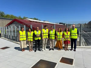Grupo de personas con chalecos reflectantes en la estación de Atotxa