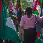 Manifestantes con banderas en una marcha en Hego Euskal Herria