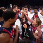Jugadores de Baskonia celebrando en el Buesa Arena tras la victoria
