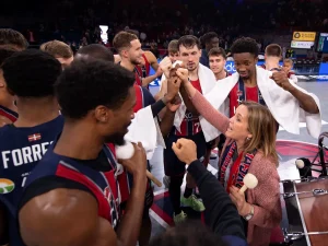 Jugadores de Baskonia celebrando en el Buesa Arena tras la victoria