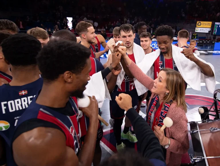 Jugadores de Baskonia celebrando en el Buesa Arena tras la victoria