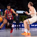 Jugador de Baskonia driblando el balón en un partido de baloncesto