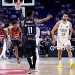 Jugadores de Baskonia y Real Madrid en acción durante el partido.