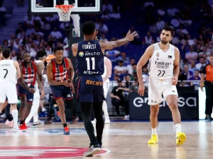 Jugadores de Baskonia y Real Madrid en acción durante el partido.