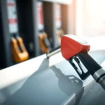 Manguera de gasóleo en una estación de servicio moderna