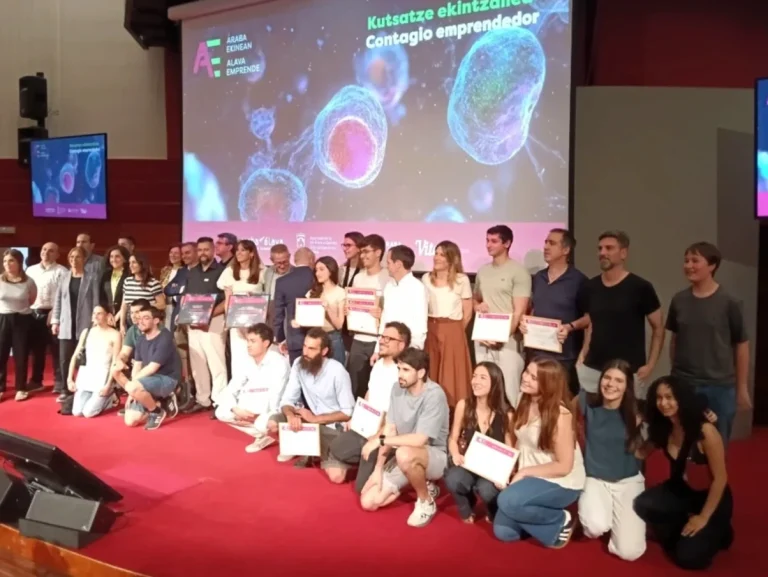 Grupo de premiados en el Ekin Day 2026 en Vitoria-Gasteiz
