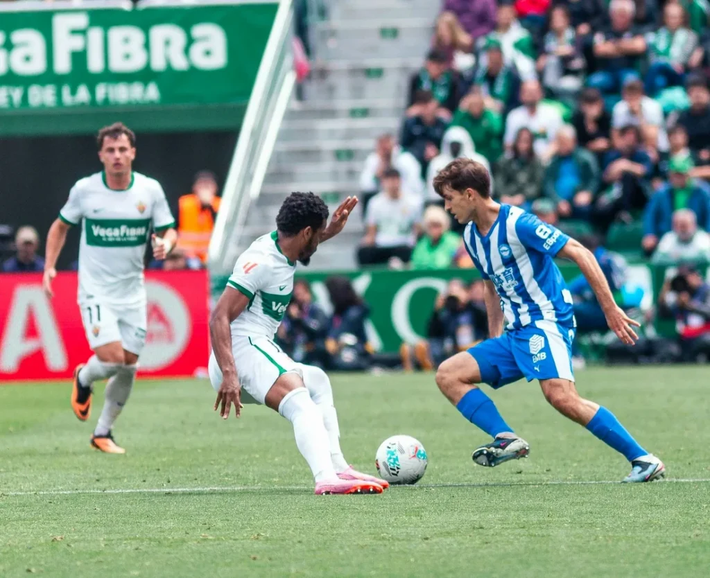 Jugadores del Alavés y Elche disputando el balón en el campo