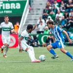 Jugadores del Alavés y Elche disputando el balón en el campo