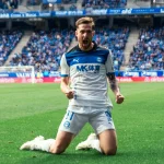 Jugador del Deportivo Alavés celebrando en el campo de fútbol