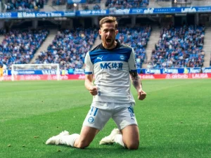 Jugador del Deportivo Alavés celebrando en el campo de fútbol