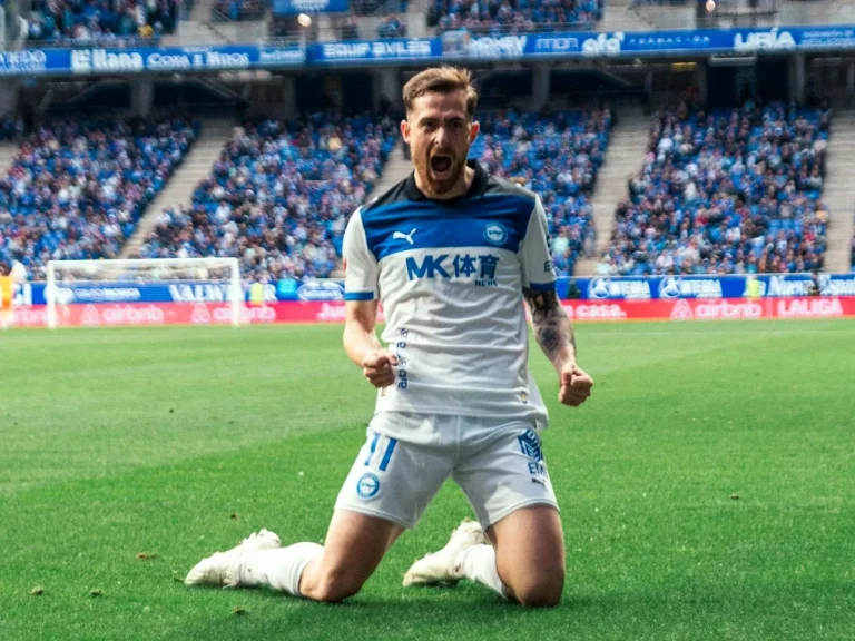 Jugador del Deportivo Alavés celebrando en el campo de fútbol