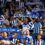 Aficionados del Alavés animando con bufandas en el estadio