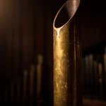 Tubo de órgano en primer plano con fondo desenfocado