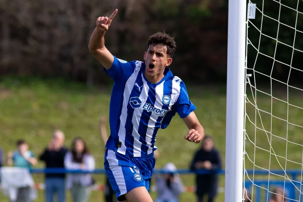 Jugador del Deportivo Alavés B celebrando un gol en el campo