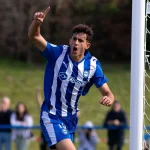 Jugador del Deportivo Alavés B celebrando un gol en el campo