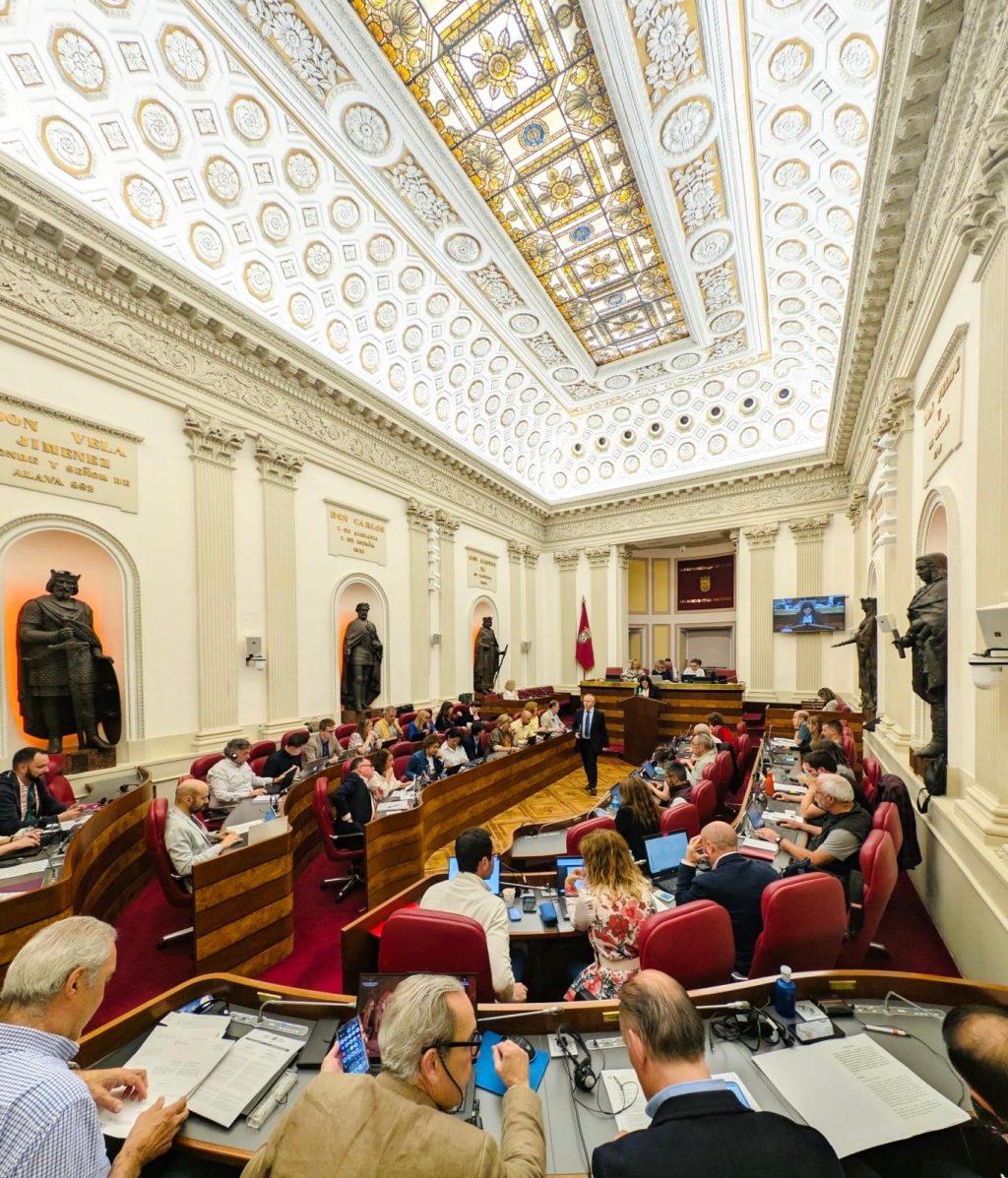 Sala de plenos con representantes en debate fiscal