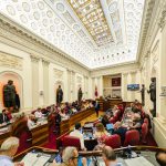 Sala de plenos con representantes en debate fiscal