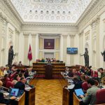 Sala de pleno con representantes debatiendo en Araba.
