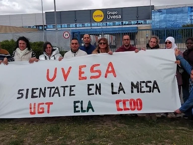 Trabajadores de Uvesa sosteniendo una pancarta en protesta
