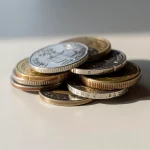 Monedas apiladas sobre una superficie clara