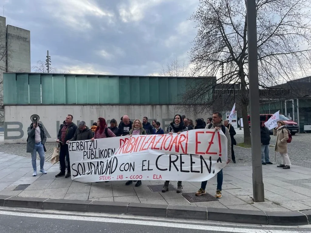 Grupo de personas con pancartas en apoyo al CREENA.