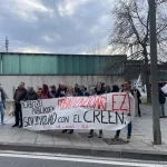 Grupo de personas con pancartas en apoyo al CREENA.