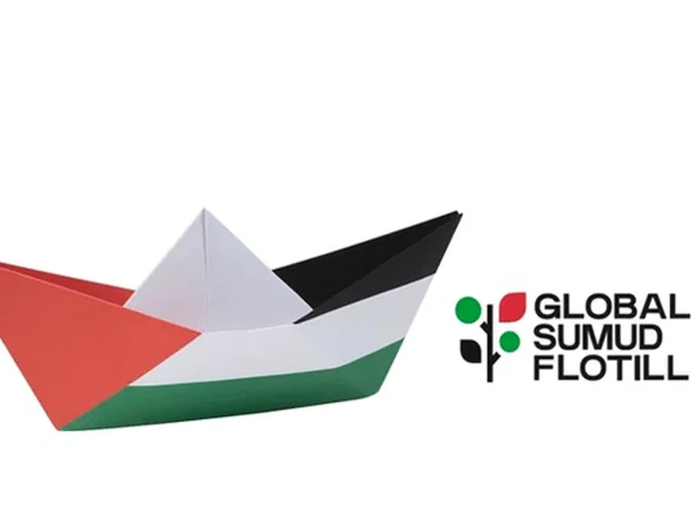 Barco de papel con colores de la bandera palestina y logo de Global Sumud Flotilla