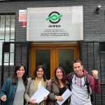 Cuatro personas posan frente a la sede de Avifes con documentos en mano.