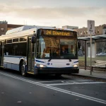 Autobús de Bizkaibus en parada con destino Downtown