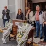 Ceremonia de entrega de restos con flores y familiares en Badajoz
