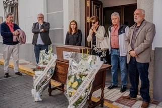 Ceremonia de entrega de restos con flores y familiares en Badajoz