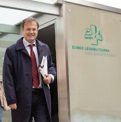 Hombre saliendo de un centro de salud en Euskadi.