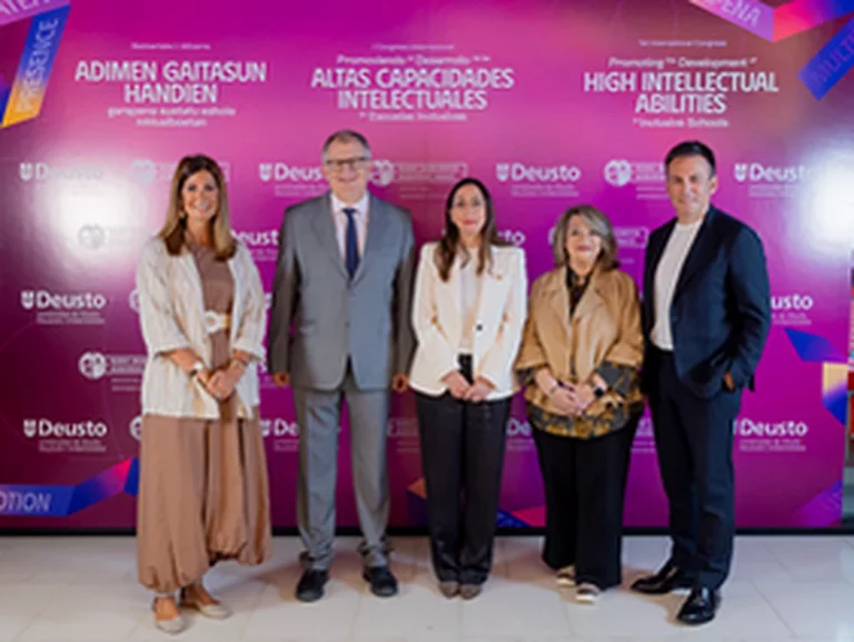 Cinco personas posando frente a un fondo colorido sobre altas capacidades intelectuales.