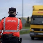 Agente de la Ertzaintza controlando camiones en carretera