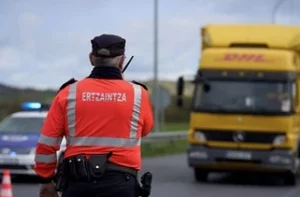 Agente de la Ertzaintza controlando camiones en carretera