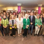 Grupo de mujeres y hombres en un acto de homenaje en Araba.
