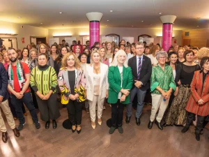 Grupo de mujeres y hombres en un acto de homenaje en Araba.