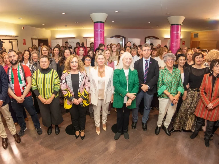 Grupo de mujeres y hombres en un acto de homenaje en Araba.