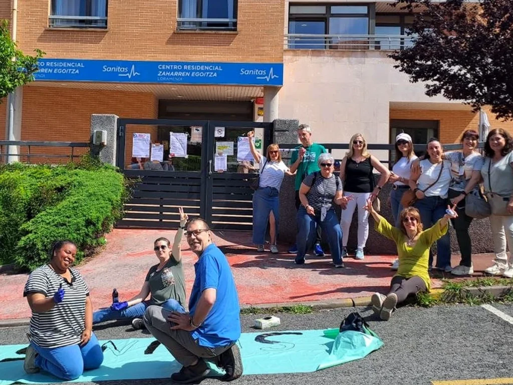 Trabajadores de la residencia Loramendi en huelga frente al edificio.