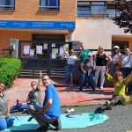 Trabajadores de la residencia Loramendi en huelga frente al edificio.