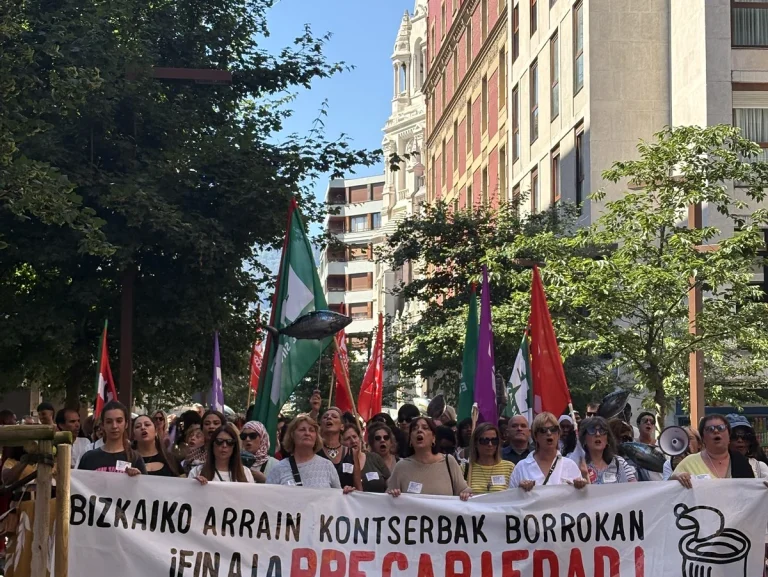 Manifestación de trabajadoras con pancarta en Bizkaia