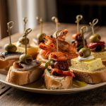 Plato de pintxos variados con mariscos y verduras