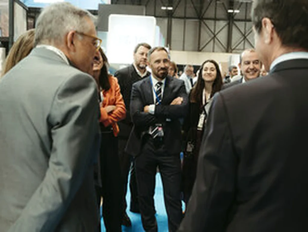 Grupo de personas conversando en un evento en Madrid.