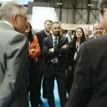 Grupo de personas conversando en un evento en Madrid.