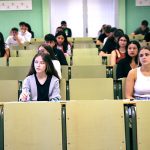Estudiantes en un aula vacía durante un examen