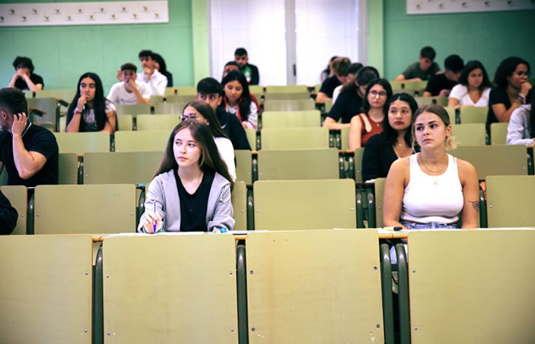 Estudiantes en un aula vacía durante un examen