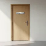 Puerta de oficina municipal con señalización visible
