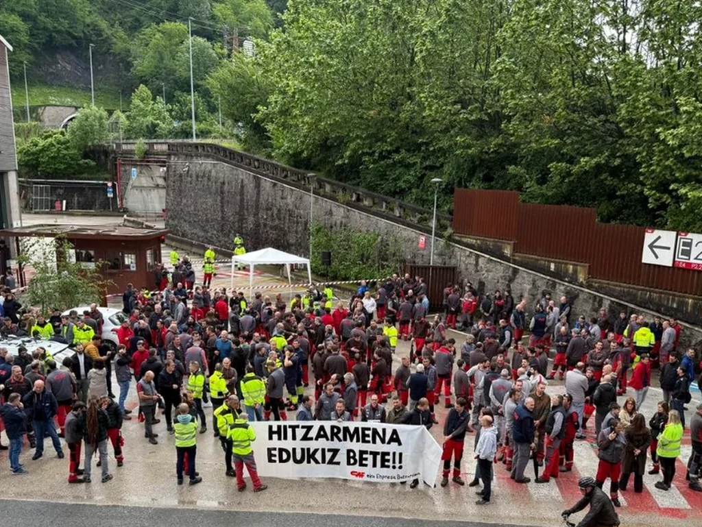 Grupo de trabajadores en asamblea con pancarta en Beasain