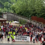 Grupo de trabajadores en asamblea con pancarta en Beasain