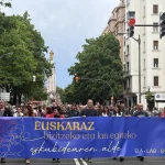 Manifestantes sosteniendo una pancarta en Bilbao